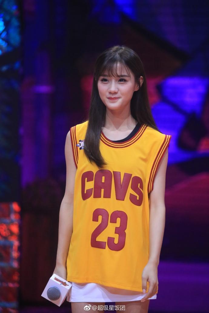 陈意涵身穿黄色球衣现身《这就是灌篮》发布会 笑容甜美大秀美腿