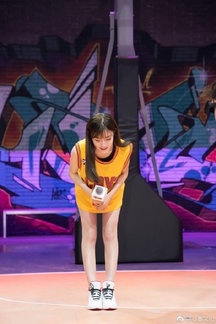陈意涵身穿黄色球衣现身《这就是灌篮》发布会 笑容甜美大秀美腿