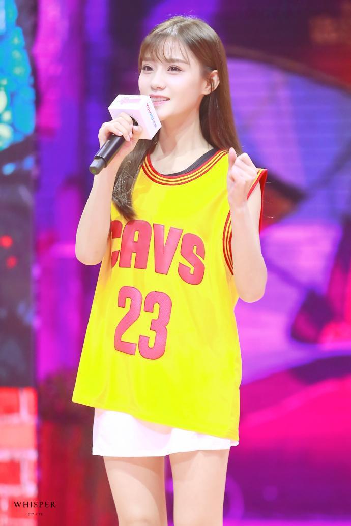 陈意涵身穿黄色球衣现身《这就是灌篮》发布会 笑容甜美大秀美腿