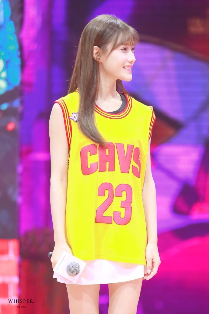 陈意涵身穿黄色球衣现身《这就是灌篮》发布会 笑容甜美大秀美腿