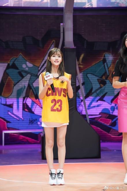 陈意涵身穿黄色球衣现身《这就是灌篮》发布会 笑容甜美大秀美腿