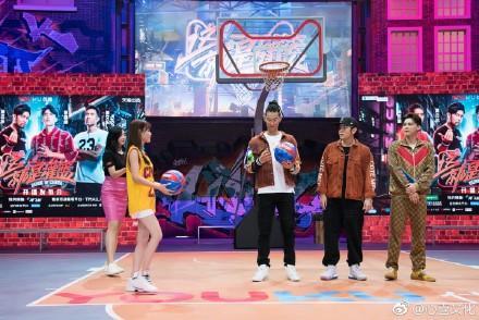 陈意涵身穿黄色球衣现身《这就是灌篮》发布会 笑容甜美大秀美腿