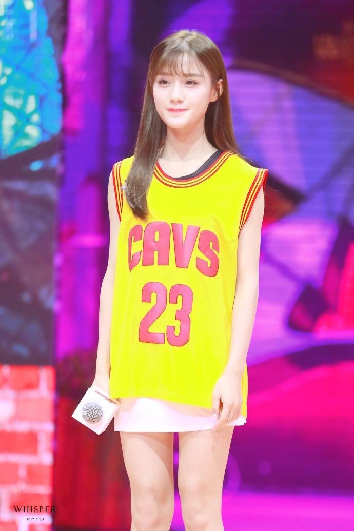 陈意涵身穿黄色球衣现身《这就是灌篮》发布会 笑容甜美大秀美腿