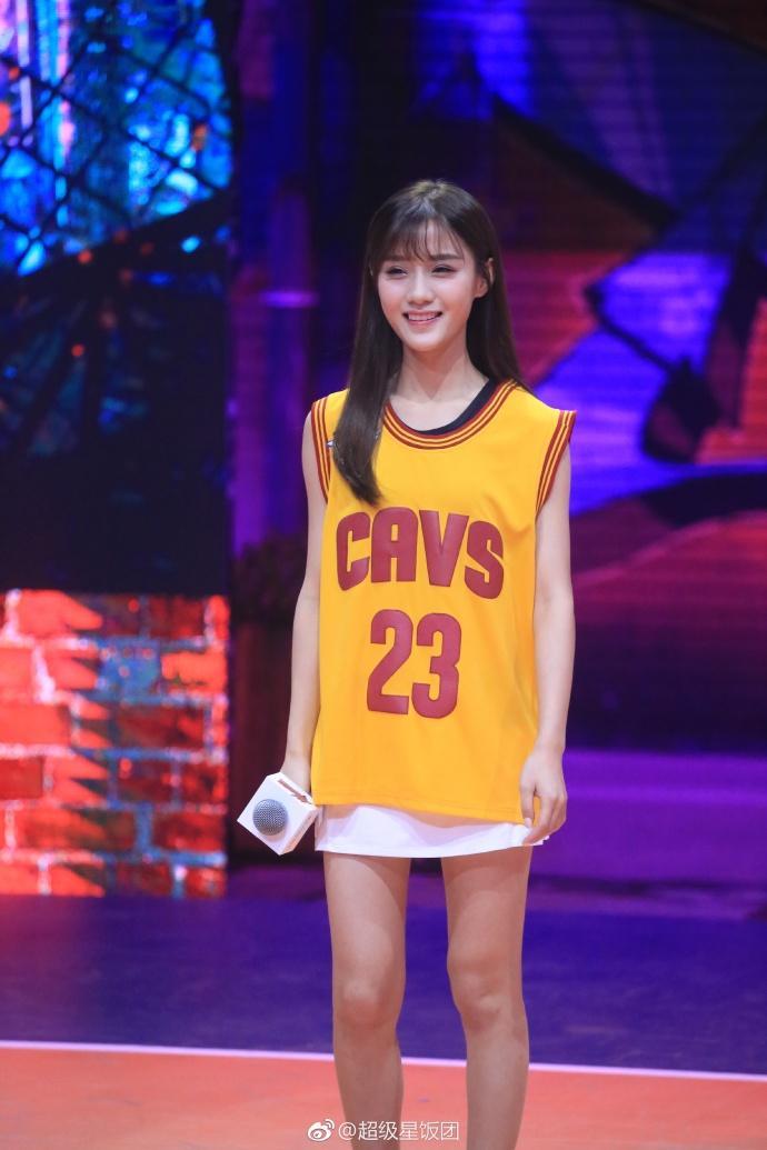 陈意涵身穿黄色球衣现身《这就是灌篮》发布会 笑容甜美大秀美腿