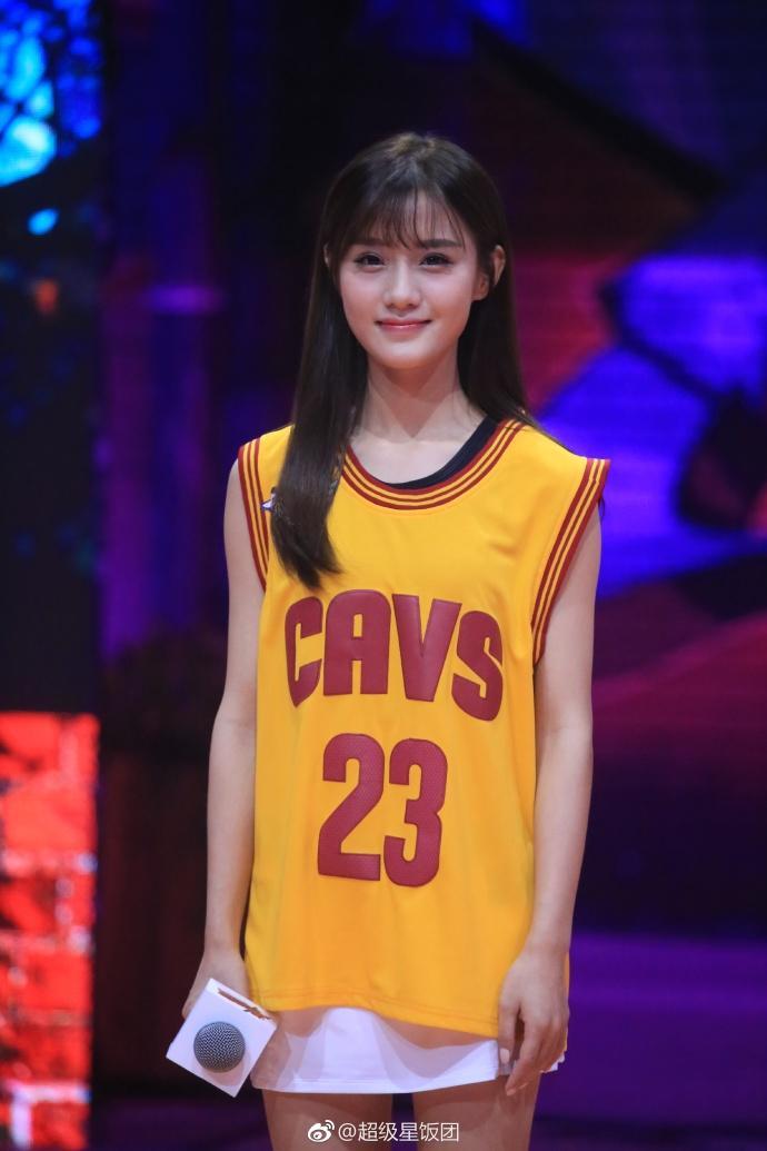 陈意涵身穿黄色球衣现身《这就是灌篮》发布会 笑容甜美大秀美腿