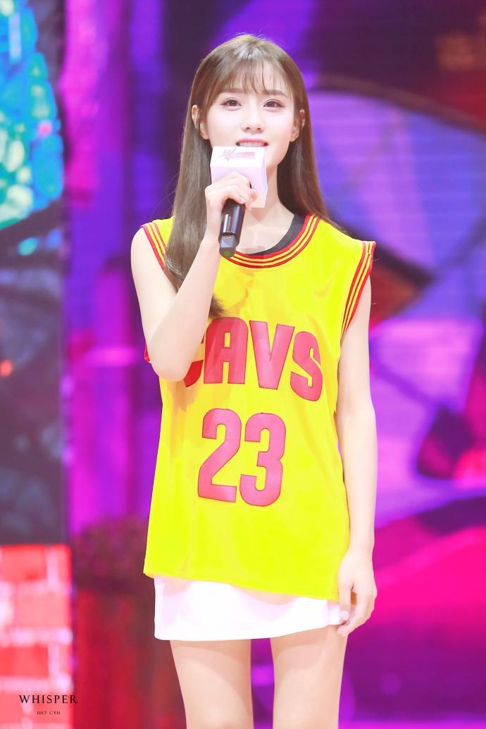 陈意涵身穿黄色球衣现身《这就是灌篮》发布会 笑容甜美大秀美腿