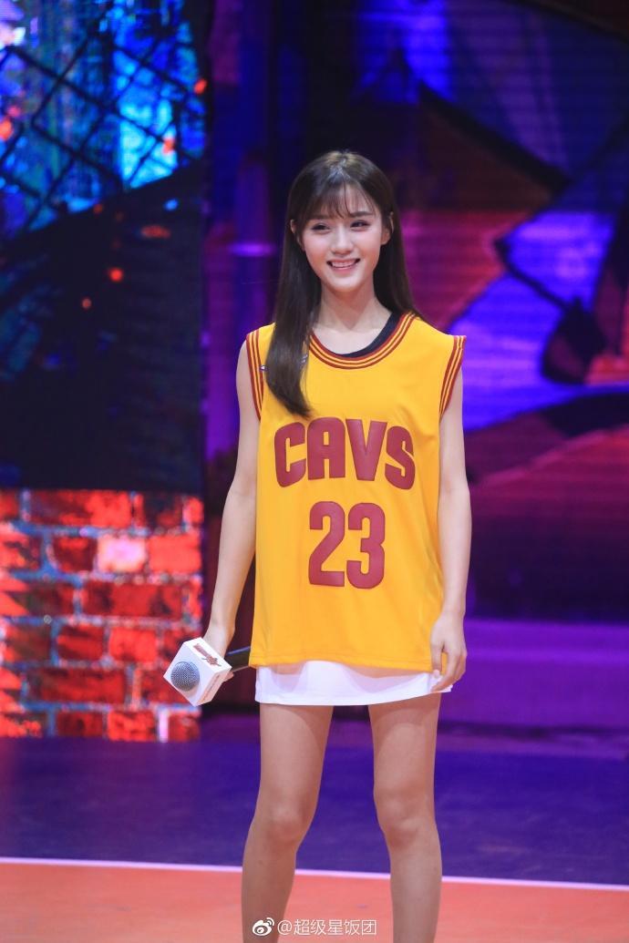 陈意涵身穿黄色球衣现身《这就是灌篮》发布会 笑容甜美大秀美腿