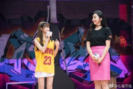 陈意涵身穿黄色球衣现身《这就是灌篮》发布会 笑容甜美大秀美腿