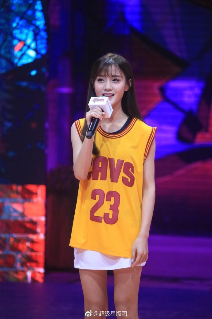 陈意涵身穿黄色球衣现身《这就是灌篮》发布会 笑容甜美大秀美腿