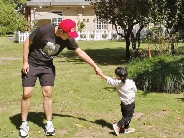 陈赫晒女儿的背影照,799元鞋子接地气,亲自设计定制父爱满满