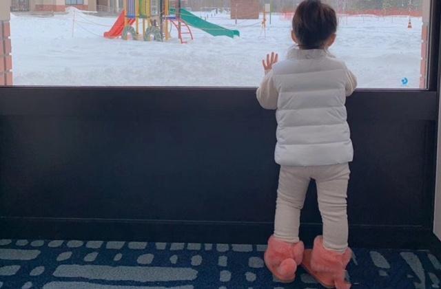 陈赫晒女儿的背影照,799元鞋子接地气,亲自设计定制父爱满满