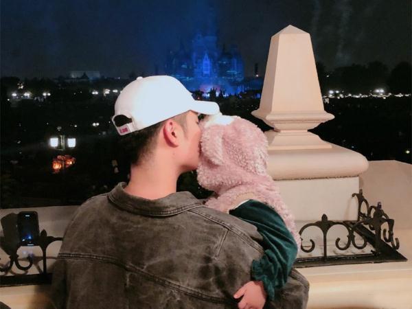 陈赫晒女儿的背影照,799元鞋子接地气,亲自设计定制父爱满满