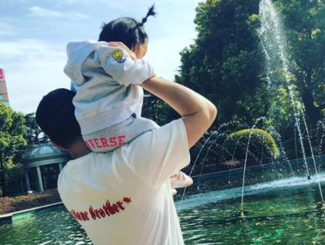 陈赫晒女儿的背影照,799元鞋子接地气,亲自设计定制父爱满满