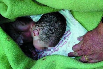 ​花季少女在厕所产子，生完后随手扔到垃圾桶后，淡定去上班