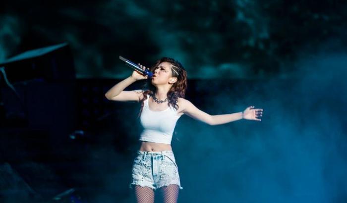 邓紫棋为男友献生日祝福，大方公开表白，言语充满甜蜜幸福感