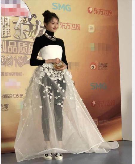 关晓彤回应红毯造型，她的造型真的很丑吗？