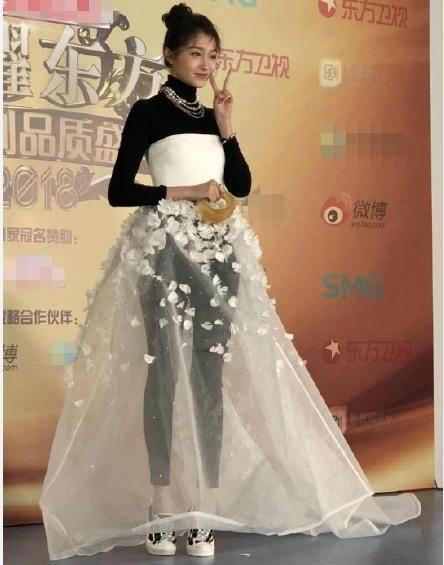 关晓彤回应红毯造型，她的造型真的很丑吗？