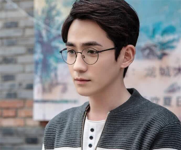 朱一龙为什么叫王刚做爸？最后朱一龙还给王刚深情一吻