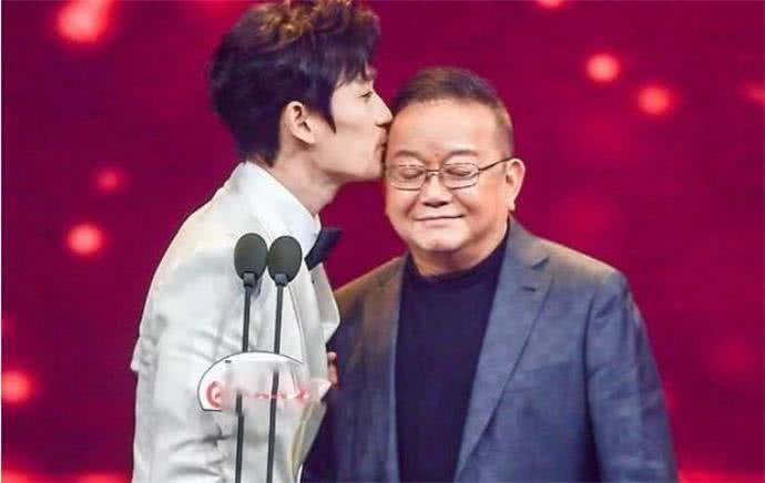 朱一龙为什么叫王刚做爸？最后朱一龙还给王刚深情一吻
