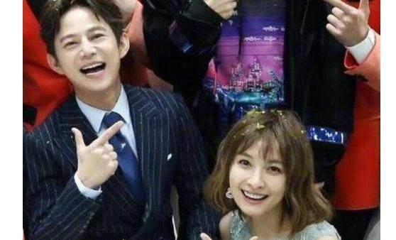 何炅微博晒后台合影上热搜，网友：暖到心里了，大爱何老师