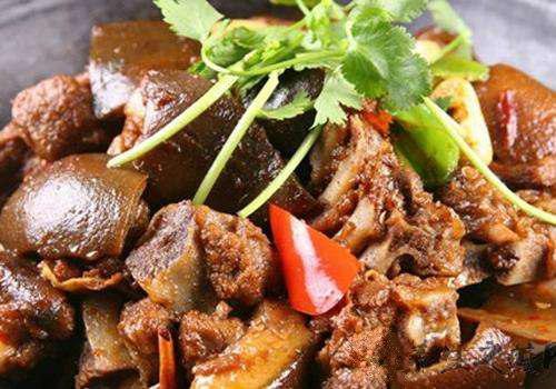 广东人说，猫肉这样做细嫩甜口堪比兔肉，喵喵这么可爱怎么能吃它