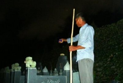 ​此村世代给一女子守墓，乾隆曾想打开，但看到碑上八字所放弃