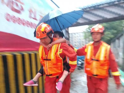 ​景德镇暴雨侵，瓷都消防奋战抗洪第一线