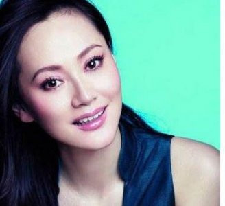 ​58岁大宋佳近照：28岁封后今容颜未老，女儿与儿子相差20岁