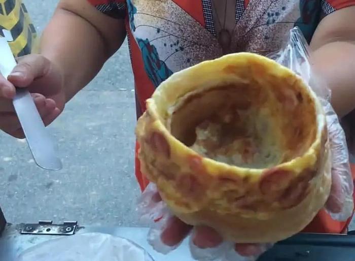 大姐卖河南特色小吃鸡蛋不翻，造型独特味道好，加饼加菜五元一个