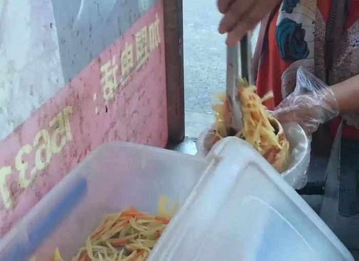 大姐卖河南特色小吃鸡蛋不翻，造型独特味道好，加饼加菜五元一个