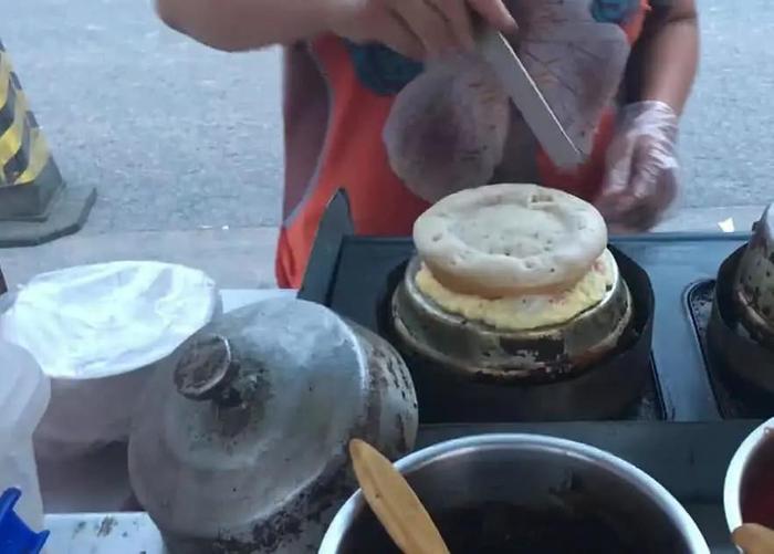 大姐卖河南特色小吃鸡蛋不翻，造型独特味道好，加饼加菜五元一个