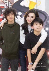 ​张柏芝罕见晒与妈妈合影大方向妈妈表白 张妈妈开网约车自力更生