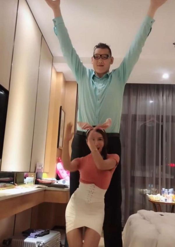 被称为“最美潘金莲”的她,首任男友身高2米,第二任男友为侏儒