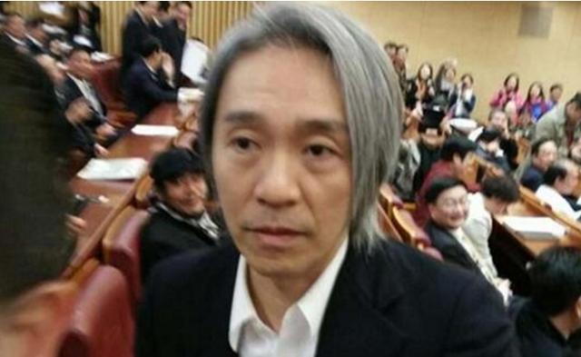 又有人向韩国人下跪?王思聪七字怒怼,周星驰却能让日本人下跪