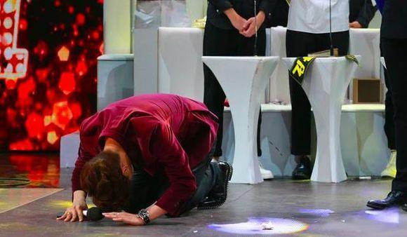 又有人向韩国人下跪?王思聪七字怒怼,周星驰却能让日本人下跪