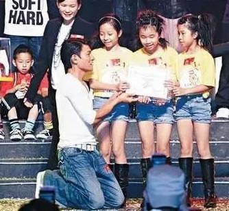 又有人向韩国人下跪?王思聪七字怒怼,周星驰却能让日本人下跪