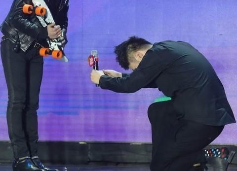 又有人向韩国人下跪?王思聪七字怒怼,周星驰却能让日本人下跪