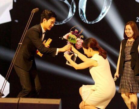 又有人向韩国人下跪?王思聪七字怒怼,周星驰却能让日本人下跪