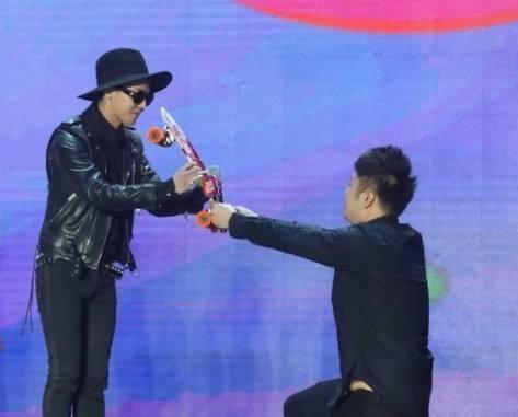 又有人向韩国人下跪?王思聪七字怒怼,周星驰却能让日本人下跪