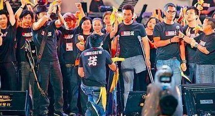 又有人向韩国人下跪?王思聪七字怒怼,周星驰却能让日本人下跪