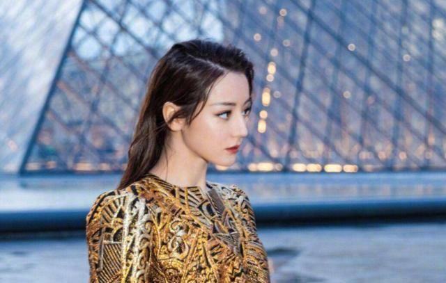 热巴时装周无造型图,经纪人也未跟随,还曾因档期未见亲人