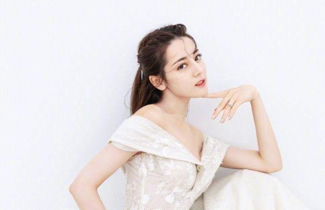 热巴时装周无造型图,经纪人也未跟随,还曾因档期未见亲人