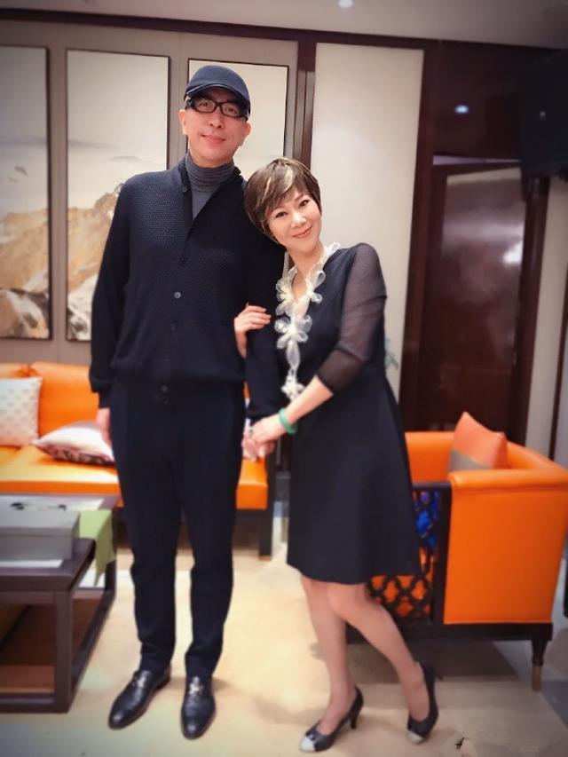 当年在与曹燕华离婚后，施之皓与小自己22岁的李楠举行了婚礼