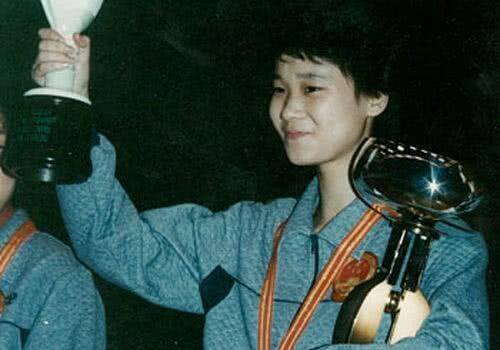 当年在与曹燕华离婚后，施之皓与小自己22岁的李楠举行了婚礼