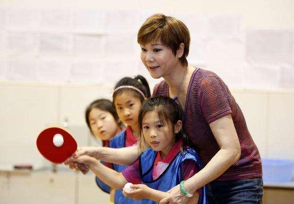 当年在与曹燕华离婚后，施之皓与小自己22岁的李楠举行了婚礼