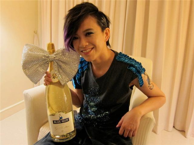 还记得唱《偏爱》的张芸京吗？当年假小子模样，现37岁美到认不出