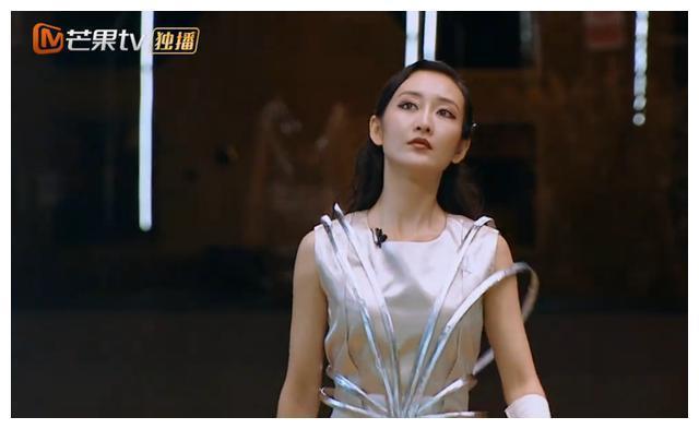 《明星大侦探3》王鸥共四个造型,前三个都超美最后一个却辣眼睛