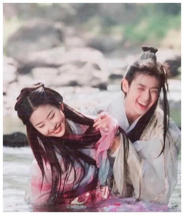 03版《天龙八部》旧照，16岁刘亦菲与33岁钟丽缇同框，宛若亲姐妹