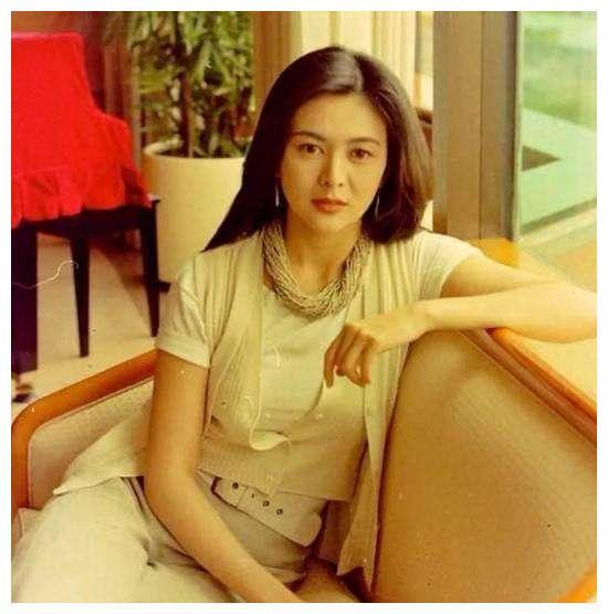 曝57岁关之琳新恋情，与绯闻男友在豪宅看双彩虹，情路坎坷