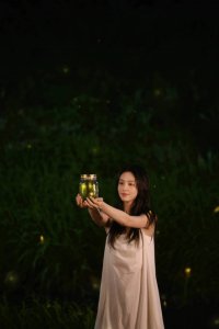 ​周也夏日写真发布 穿温柔白裙与萤火虫共舞